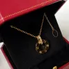 Kırmızı Kutu Aşk Kolyesi Kadın Tasarımcısı Elmas Gold Kaplama 18K En Yüksek Kaliteli Marka Tasarımcısı Crystal Klasik Stil Zarif Hediye Pingfashion Women Mücevher