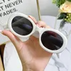 Solglasögon Summer Vintage Oval Women Men 2024 Fashion Designer Sun Glasses Shades White Grey Eyewear