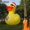 Großhandel Niedliche gelbe aufblasbare Enten-Replik 3/4/6/8 m mit rotem Hut. Luftgeblasenes Tier-Maskottchen-Modell für Park- und Pool-Dekoration