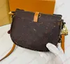 Bolso de asas con solapa Saumur BB Sobre Bolsas Cartera Crossbody Messenger Bolso Luxurys Diseñador de cuero Mujeres Correas de hombro anchas Carta Cossbody Hebillas Bolsillo de embrague