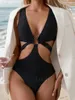 Swimwear féminin 2023 Nouveau bikini couleur solide mince et sexy bikini une pièce de maillots de bain T240222