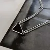 Elegante joyería para hombre etiqueta triangular collares de lujo diseñador para mujer letras de moda hebilla cadena de plata chapada negro blanco colgante collar de diseñador ZB011 B4