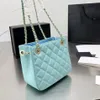 Collezione 2022p Francia Borsa da donna mini Borsa in pelle di caviale trapuntata Pelle di vitello Vera pelle Hardware in metallo dorato Catena Matelasse S213P