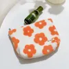 Kosmetiska väskor Plush Travel toalettväska med dragkedja Söt blommig modekopplingsväska för blyertspåse kvinnor tonåring flicka