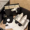 Neuer Kanal Paris Luxus-Designer Schwarze Ballerinas Schuhe Damenmarken Gesteppte Echtleder-Slip-on-Ballerinas Runde Zehen-Damenkleidschuhe aa