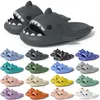 Gratis fraktdesigner Shark Slides Sandal Sandvar Sumpreglage för män Kvinnor Sandaler Slide Pantoufle Mules Män kvinnor tofflor tränare Flip Flops Sandles Color54