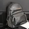 Borsa da uomo diretta in fabbrica personalità rivetto punk zaino modello coccodrillo borsa da studente moda moda coccodrilli patter259L