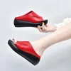 Slippers Dikke Zolen Damesmode Bovenkleding Spons Cake Slippers 2024 Zomer Lui Netto Rode Sandalen Vrouwen