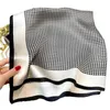 Halsdukar Houndstooth Bandana Casual Imitation Silk Neckerchief Head Wrap Bag Handle Charm Holiday Accessory Gift for Mors Day