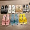 Transparenta Clear PVC Slippers glid på platta mulor broderi tyg spänne sandaler märkta bilder flip flops sommar designer skor skjutreglage loafers strand pool 2024