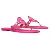 Kvinnor designer platt sandaler mode glider patent läder svart vit rosa petunia brun fuchsia guld smör kvinnliga skjutreglage tofflor damer flip flops