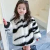 Giubbotti 2024 Capretti Delle Ragazze Del Cappotto di Pelliccia Del Faux Autunno Inverno Moda Bambini Della Ragazza Tuta Sportiva Calda Casual Giacca A Righe Abbigliamento V33