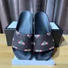 Designer homens mulheres chinelos de borracha slides sandália plana sandálias morango verde vermelho branco sapatos verão praia ao ar livre flip flops