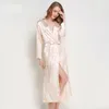 Vêtements de nuit pour femmes Femmes Satin Soie Robe de nuit Sexy Col V Long Style Peignoirs Creux Dentelle Imitation Kimono