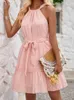 Casual klänningar sommar kvinnor söt rosa mini klänning kvinnlig strand semester ärmlösa damer ruffle halter nacke vestidos