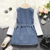 Vestidos de menina PatPat 2pcs criança de manga comprida com nervuras camiseta branca e design de botão conjunto de vestido jeans com cinto