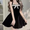 Robes décontractées KIMOKOKM Vintage Halter Dentelle Bow Volants Kawaii Sans Manches Camisole Robe Japonaise Bandage Princesse Girly Velours Noir