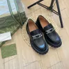 Metallschnalle Leder Damen Loafer 2023 Designer Frühjahr/Sommer neue Alphabet Damenschuhe dicke Sohle Vintage hochwertige Abendschuhe AA