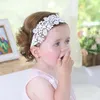 Haaraccessoires Witte kanten babyhoofdband Zoete bloemen uitgeholde borduurband Elastisch nylon hoofddeksel voor baby's Prinses