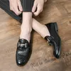 Novos mocassins masculinos sapatos pu cor sólida moda clássico padrão de crocodilo decoração de metal negócios lazer sapatos de festa de casamento
