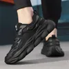メンズシューズスプリングティーンエイジャーのカジュアルスポーツを走るティーンエイジャーのためのスプリット厚い靴底の増加ブラックサムライパパトレンディシューズ