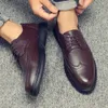 Nowy przylot luksusowa włoska marka mężczyzn skórzane mieszkania mężczyźni Brytyjska sukienka Brogue Buty Formal Business Oxfords Buty dla mężczyzn