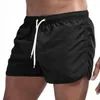 Les shorts pour hommes restent actifs et confortables cet été avec un surf de couleur unie à séchage rapide, parfait pour la natation