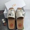 Designer-Sandalen Woody Damen-Sommer-Outgoing-Vielseitiger Urlaubs-Komfort-Buchstaben-gestickte Hausschuhe mit flachem Boden, Outdoor-Trend