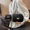 Xiaoxiangjia Modna Tkac Crossbody Women's 2024 Wczesna wiosna Nowa prosta torebka klamry zamka jedna torba na ramię 88% Factory Direct