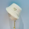 Дизайнерские новые стильные шляпы-ведра Зимние женские плюшевые шерстяные теплые дизайнерские шляпы Модные женские шляпы с широкими полями для отдыха Рождество 182л