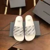 Kvinnor av högsta kvalitet män lyxdesigners tofflor sandaler sommar strand mode flip flops läder dam toffel metallskor sneakers dubbla spännetläder glider stora