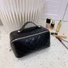 Big Lady Leather Cosmetic Bags Fashion Makeup Bag Kvinnor Designers toalettartiklar Travel Pouch Ladies Purses Gift Small Purse264V
