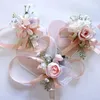 Charm Armbanden Roze Bloemen Pols Corsage Decor Lint Rose Bruidsmeisje Bruidegom Bruiloft Boutonnières Huwelijk Prom Accessoires Decoratie