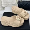 Womens Platform Wedge Heels Sandaler glider på tofflor Designer Calfskin Camellia Slides Quilted Texture Matelasse Mules Ladies Outdoor Beach Shoe With Dust Påsar