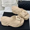 24SS Calfskin Womens Platform Wedge Heels Sandaler glider på tofflor Designer Camellia Slides Quilted Texture Matelasse Mules Outdoor Beach Shoe Girls Leisure Shoe