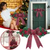 Decoratieve bloemen DYI kerstkrans buiten met rode ornamenten veranda decoraties