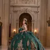 .Emerald verde Quinceanera Vestidos para 16 garotas Vonete em V Apliques dourados de ouro vestidos de ball vestidos de aniversário vestidos de baile vestidos de baile vestidos