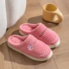 Chinelos novos casais de outono e inverno sapatos de pelúcia casa interior calor e anti deslizamento sapatos femininos chinelos de algodão azul rosa cinza 008