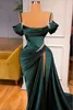 Elegantes, atemberaubendes schulterfreies Satin-Meerjungfrauen-Abschlussballkleid mit langen Rüschen und geschlitzten Perlen, formelle Party-Abendkleider