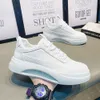 Sapatos brancos para homens primavera couro casual branco mcqueen almofada de ar sapatos para homens 2024 novos sapatos esportivos na moda