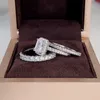 Fedi nuziali eleganti fatte a mano Gioielli di lusso Argento sterling 925 Taglio principessa Bianco 5A Zircone cubico Diamanti CZ Pietre preziose Festa 3 pezzi Anello nuziale da donna Set regalo