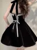 Robes décontractées KIMOKOKM Vintage Halter Dentelle Bow Volants Kawaii Sans Manches Camisole Robe Japonaise Bandage Princesse Girly Velours Noir