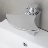 Robinets de lavabo de salle de bains contemporain spécial roman cascade bassin robinet chrome poli pont monté en céramique eau froide excellente