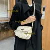 Kvällspåsar 2024 Autumn New Simple and Fashionable Korean broderad tråd handväska kvinnor älskar lås ut främmande stil diagonal en axelväska