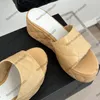 Luxurys Womens Wedge Platform Heels 6.5cm Sandals Designer Slipt on Slippersラムシンキルトテクスチャゴールデンハードウェアマテラスミュレールスライドアウトドアレジャーシューズ
