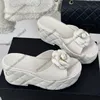 Womens Platform Wedge Heels Sandaler glider på tofflor Designer Calfskin Camellia Slides Quilted Texture Matelasse Mules Ladies Outdoor Beach Shoe With Dust Påsar