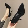 Sandalias Tacones Zapatos de mujer 2022 Bombas de tendencia Tacón de aguja Punta puntiaguda Elegante Vestido sexy Diseñador de fiesta Mocasines negros Oficina Talla grande 43L2402