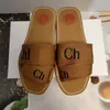 Designer houten merk canvas letters zomers mode sandalen platte buitenfamilie dia size platform slippers strandschoenen 0001