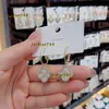 Stud Clover Designer Studs Clip Mother of Pearl Mid Size Ladies Earring Sier Ear anillo para 2024 tiendas de regalos para mujeres de moda