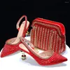 Scarpe eleganti Set di pietre dorate e borsa per le donne Décolleté da donna africani abbinati con borsa Borsa sandali di lusso Frizione Escarpins Femme CR391